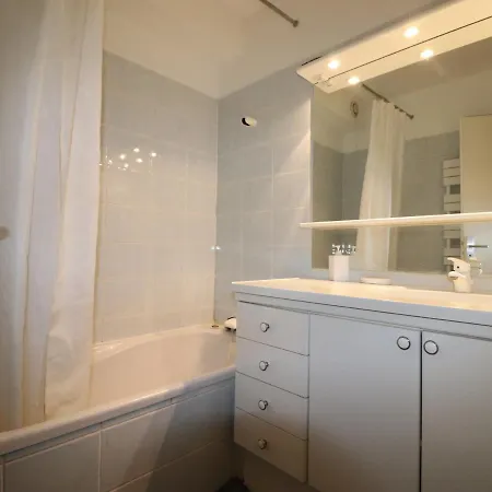 Agreable F2 Avec Terrasse, Parking Prive, Animaux Admis, Proche - Fr-1-432-1 アパート アヌシー